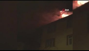 Alev alev yanan çatıyı söndürmek için itfaiye seferber oldu