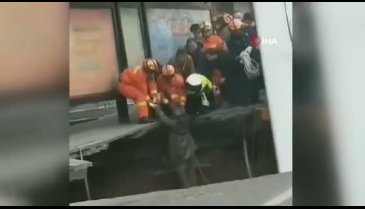 Yol çöktü, otobüs içine düştü: 6 ölü, 15 yaralı