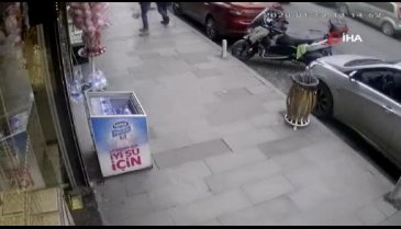 Yüzleri maskeli ve silahlı iki kişi kabzayla vitrin camını kırmaya çalıştı