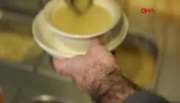 Bursa'da 6 çeşit çorbayı karıştırarak 'ekmek arası atom çorba'yı yaptı