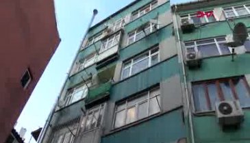 5 katlı eski bir binadan düşen taş parçası tehlike saçtı