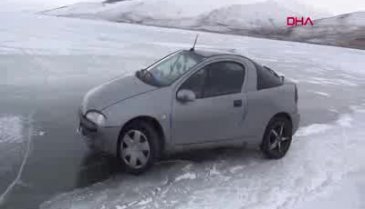Çıldır Gölü üzerinde otomobille drift!