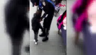 Pazarda kaybolan 3 yaşındaki çocuğa montunu giydirdi