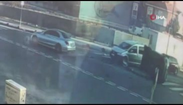 Seyir halindeki araca çarpıp devrilen otomobil kamerada