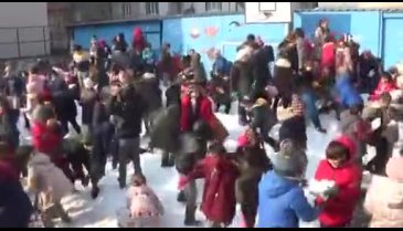 Bursa İnegöl'de okula kamyonla kar getirdiler
