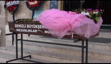 En sevdiği pembe gelinliğiyle toprağa verildi!