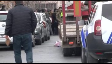 Annesinin elinden fırlayan çocuk tırın altında kaldı
