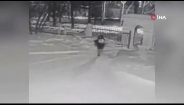 Bebeğini kar yağışının ortasında bırakıp kaçtı