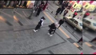Sokak ortasında tekmeli yumruklu kavga kamerada