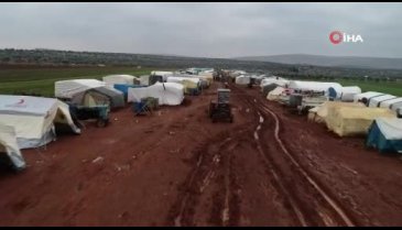 Suriyeliler boş arazilere çadır kuruyor