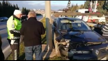 Otomobile çarpıp refüje çıktı