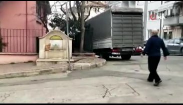 Bursa'daki bu kedi çeşmeden su içiyor