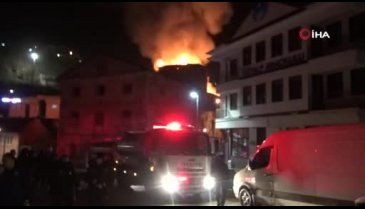 Bursa'da 3 katlı metruk bina alevlere teslim