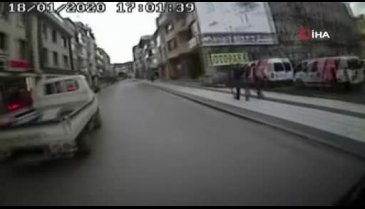 Halk otobüsü ve otomobil çarpıştı, yolcular savruldu