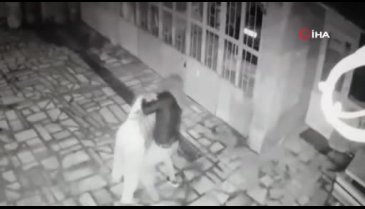 Annesini defalarca bıçakladı
