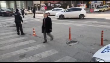 Polisin çabasına rağmen yaya geçidini kullanmadılar