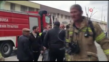 Bursa'daki depo yangında dumanın apartmana yayılmasından 10 kişi etkilendi