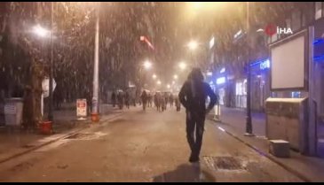 Kar yağdı, vatandaş cep telefonlarına sarıldı