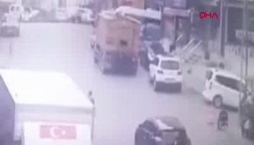 Belediye çalışanına aracın çarpması kamerada