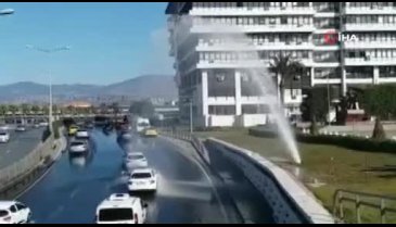 Su borusu patlayınca sürücüler araçlarını yıkadı