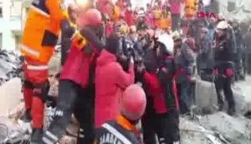 Elazığ'da bir kişi 11 saat sonra enkazdan çıkarıldı