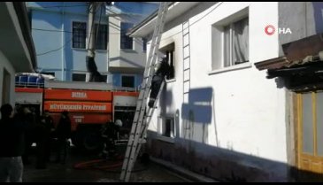 Bursa'da yangına müdahale eden itfaiyecinin başına merdiven düştü