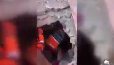 Elazığ'da enkazdan çıkarılan annenin feryadı: Çocuklarımı kurtarın!