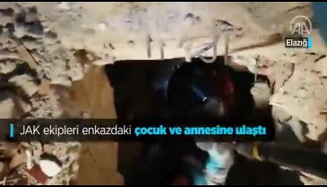 Anne kucağında çocuğuyla kurtarıldı