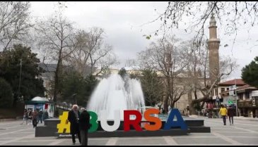 Bursa'da tek koluyla tutunduğu hayatta çocuklara futbol aşkı aşılıyor
