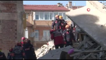 Kurtarma çalışmalarını anlatan itfaiye eri gözyaşlarını tutamadı