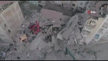 Depremde hasar gören cami minaresi yıkıldı