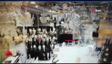 Depremin şiddetini gösteren en net görüntüler