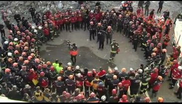 Arama kurtarma ekiplerinden enkazda duygusal tören