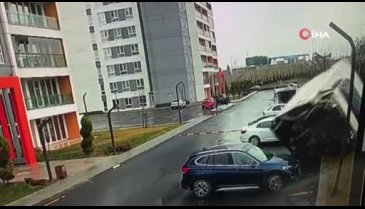 Kamyon sitenin bahçesine uçtu