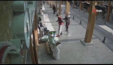Cep telefonu ile uğraşan adama tokat attı, çarşı karıştı