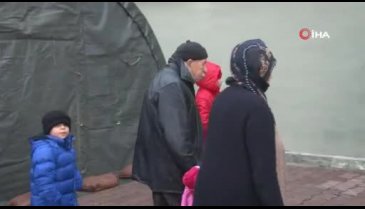 Depremzedelere askerler kucak açtı
