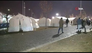 Depremzedeler günlerini çadırkentlerde geçiriyor