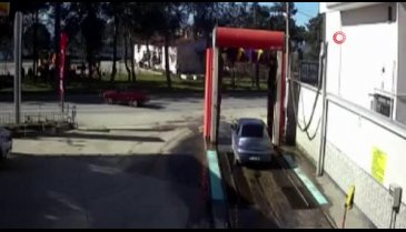 Bursa'da el frenini çekmedi, otomatik yıkamadaki araç kamyonla böyle çarpıştı