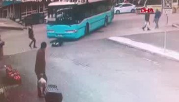 Bursa'da otobüsün kadına çarpma anı kameralarda