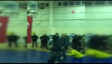 Soylu depremzede çocuklarla basketbol oynadı