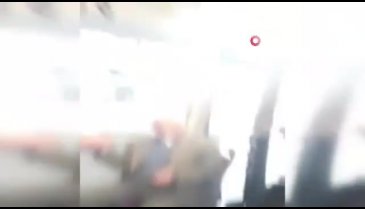Otobüste yaşlıların kavgası kameraya yansıdı