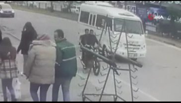 Eşiyle görüntülü konuşan turistin cep telefonunu çaldılar