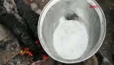 Bursa'da görme engelli oğluyla birlikte geçimini kalaydan sağlıyor