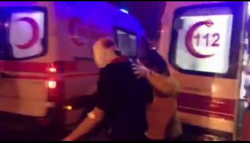 Bursa'da tıra çarpan otomobilin tavanı uçtu, yaralı arkadaşlarını bırakıp kaçtı