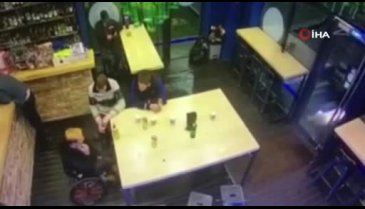 Otomobil kafede oturanların arasına daldı