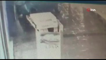 Otomobil iş yerinin duvarına çarptı