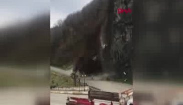 Giresun-Dereli karayolunda toprak kayması