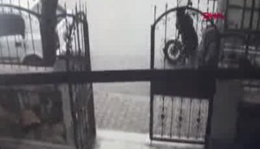 Topladığı atıklar seyir halinde alev aldı