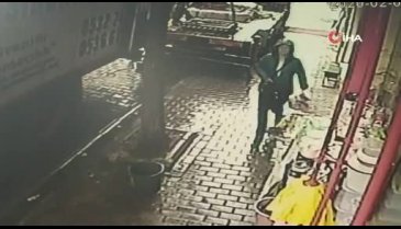 Nakliye asansöründen düşen eşyaların altından kalmaktan son anda kurtuldu