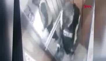 Asansörde boş damacanaya idrarını yaptı